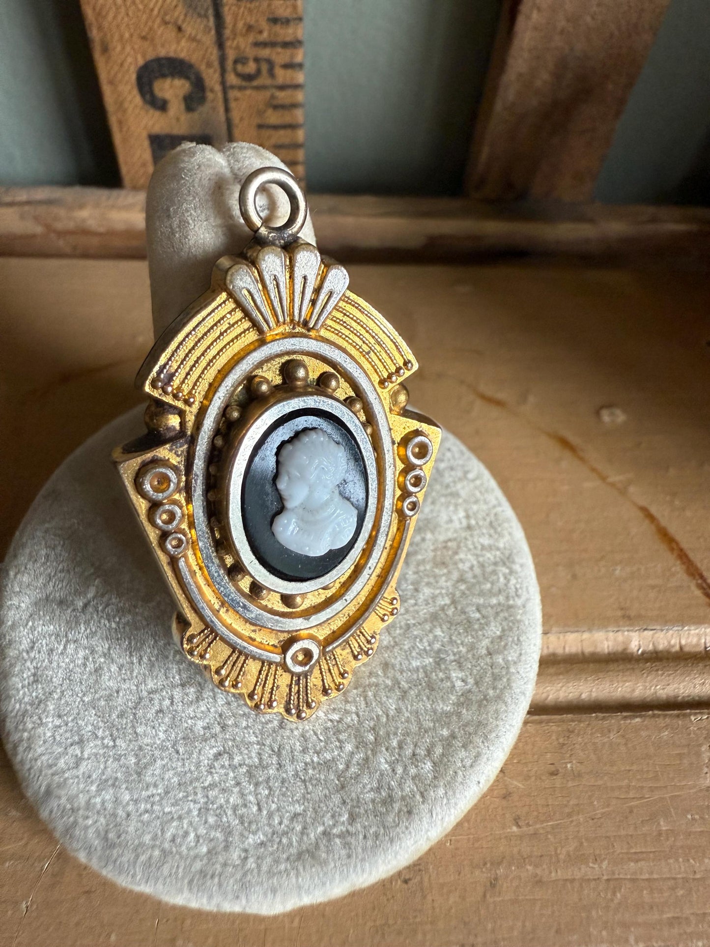 c1880 Antique Victorian Carved Banded Agate Cameo Locket