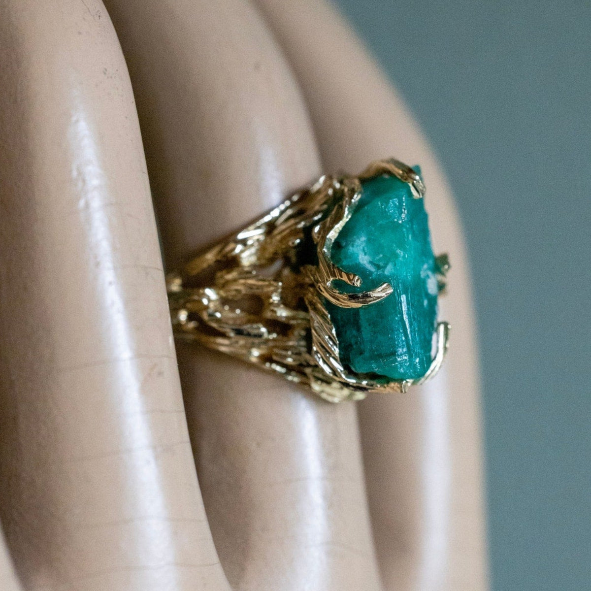 1960-1970 Brutalist 18K Yellow Gold Raw Emerald Ring