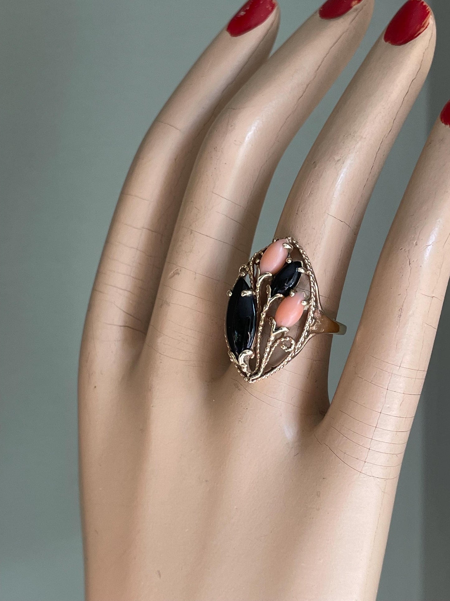 c1960 10K Yellow Gold Onyx and Coral Floral Ring