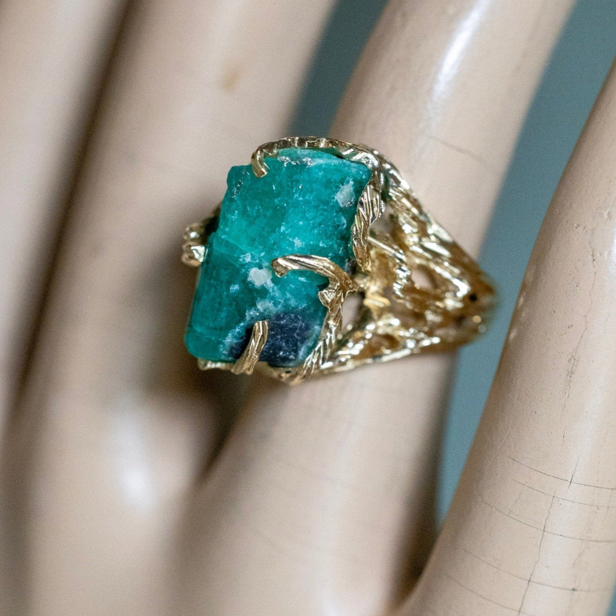 1960-1970 Brutalist 18K Yellow Gold Raw Emerald Ring