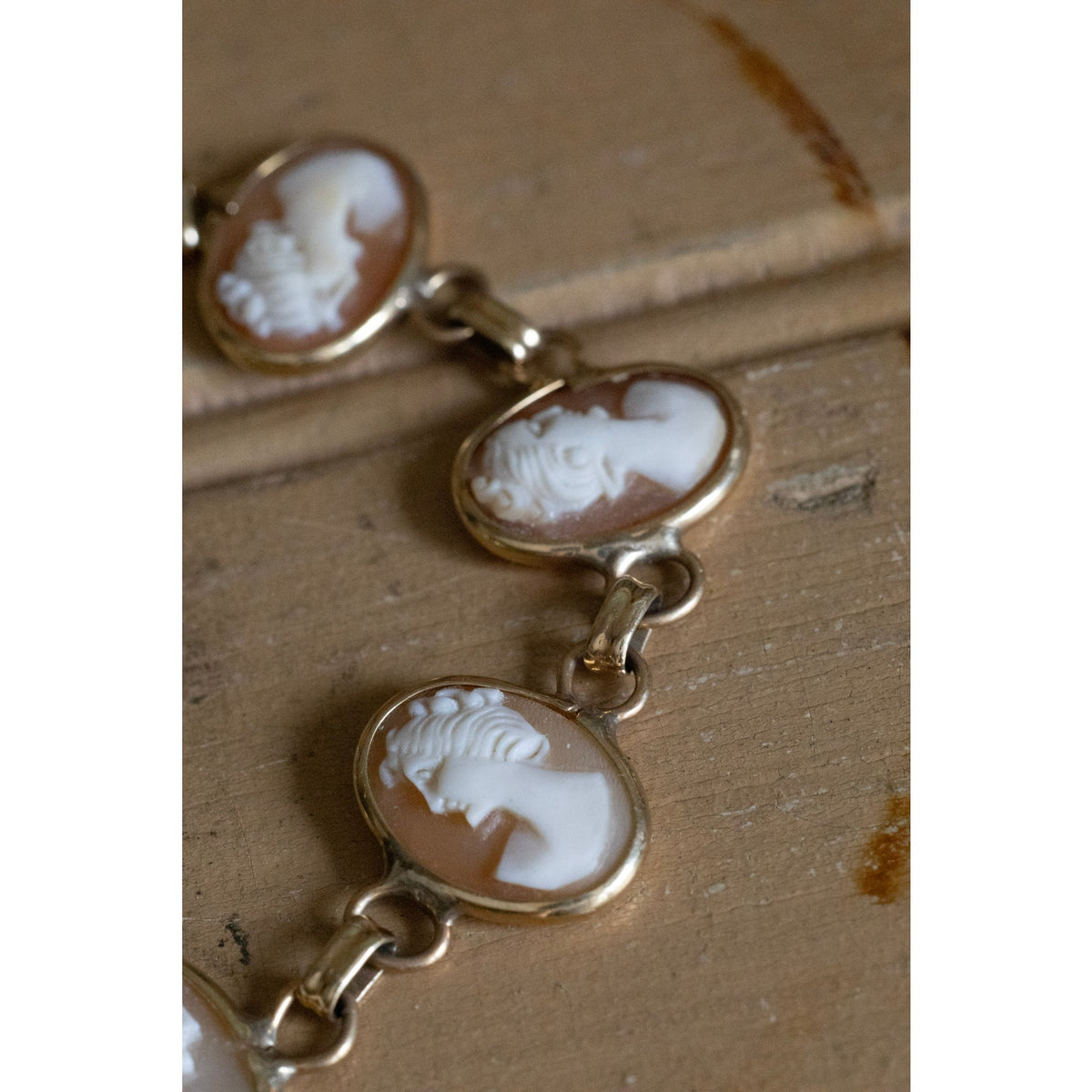 Vintage 14K Yellow Gold Hand Carved Shell Cameo Link Bracelet