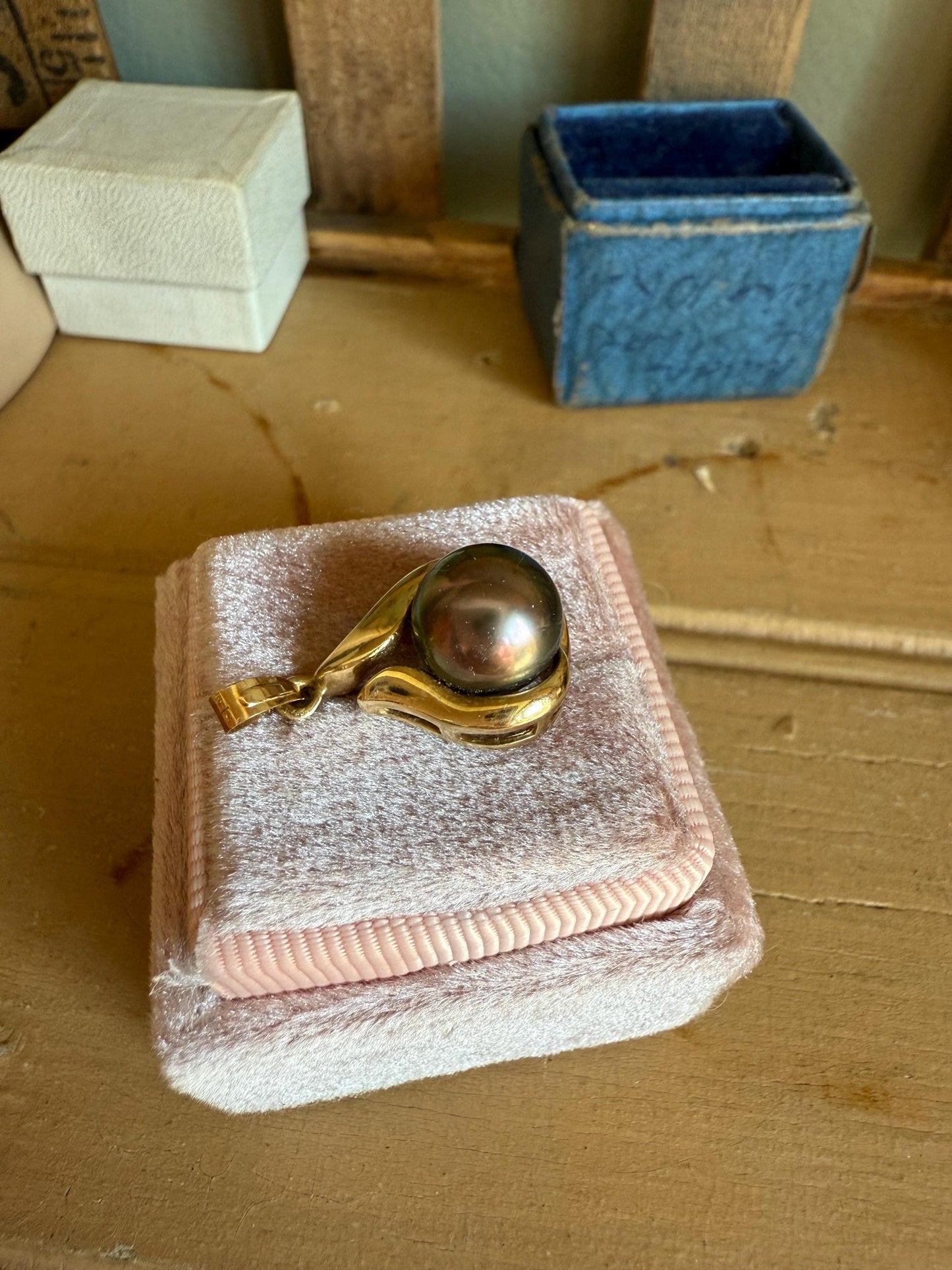Vintage Tahitian Pearl Pendant in 14K Yellow Gold