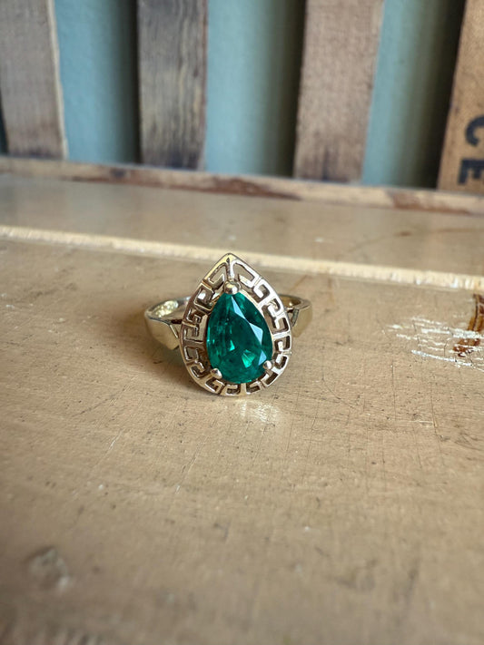 Vintage 10K Yellow Gold Pear Cut Synthetic Emerald Ring With Greek Key Frame