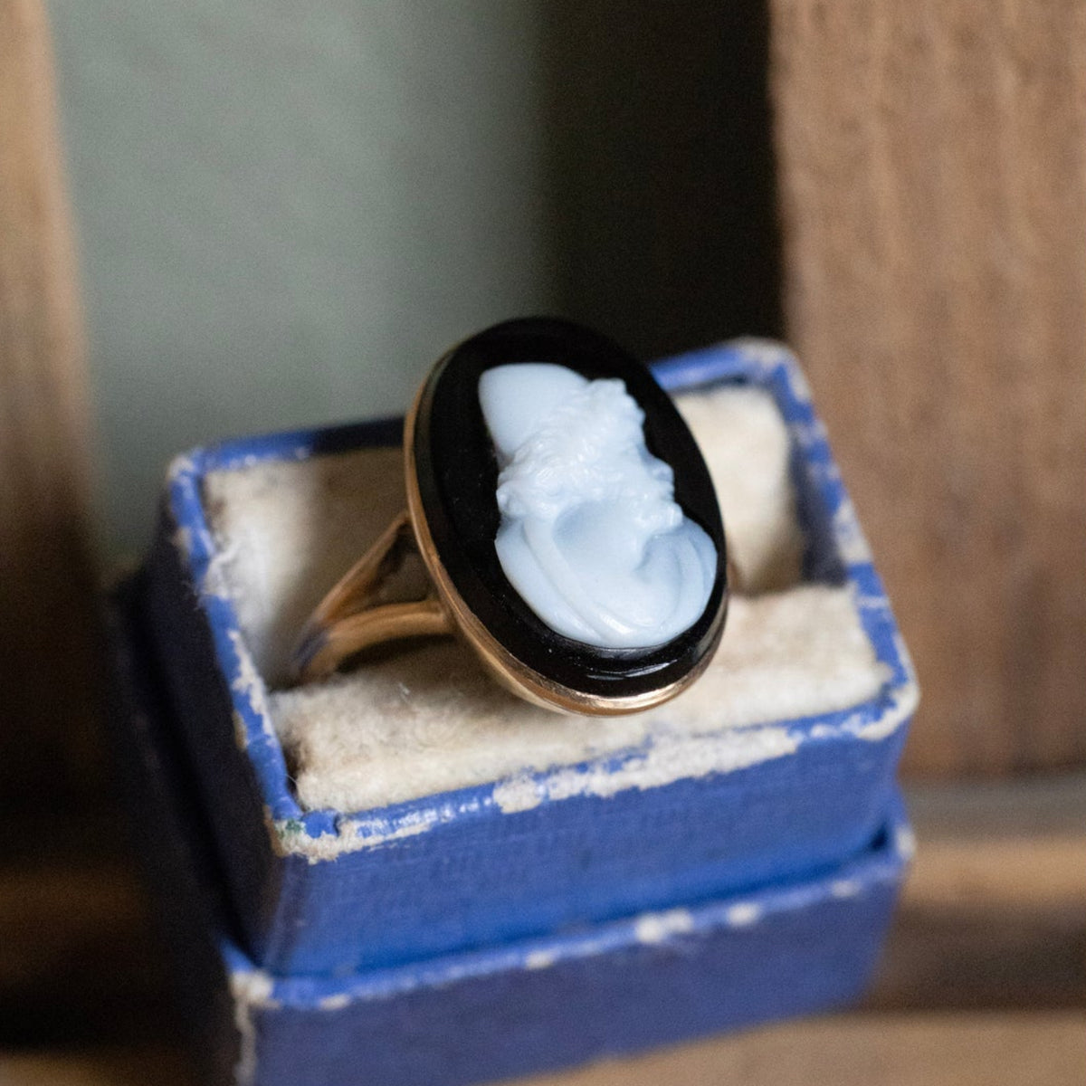 Antique 10K Yellow Gold Hand Carved Banded Agate Cameo Ring
