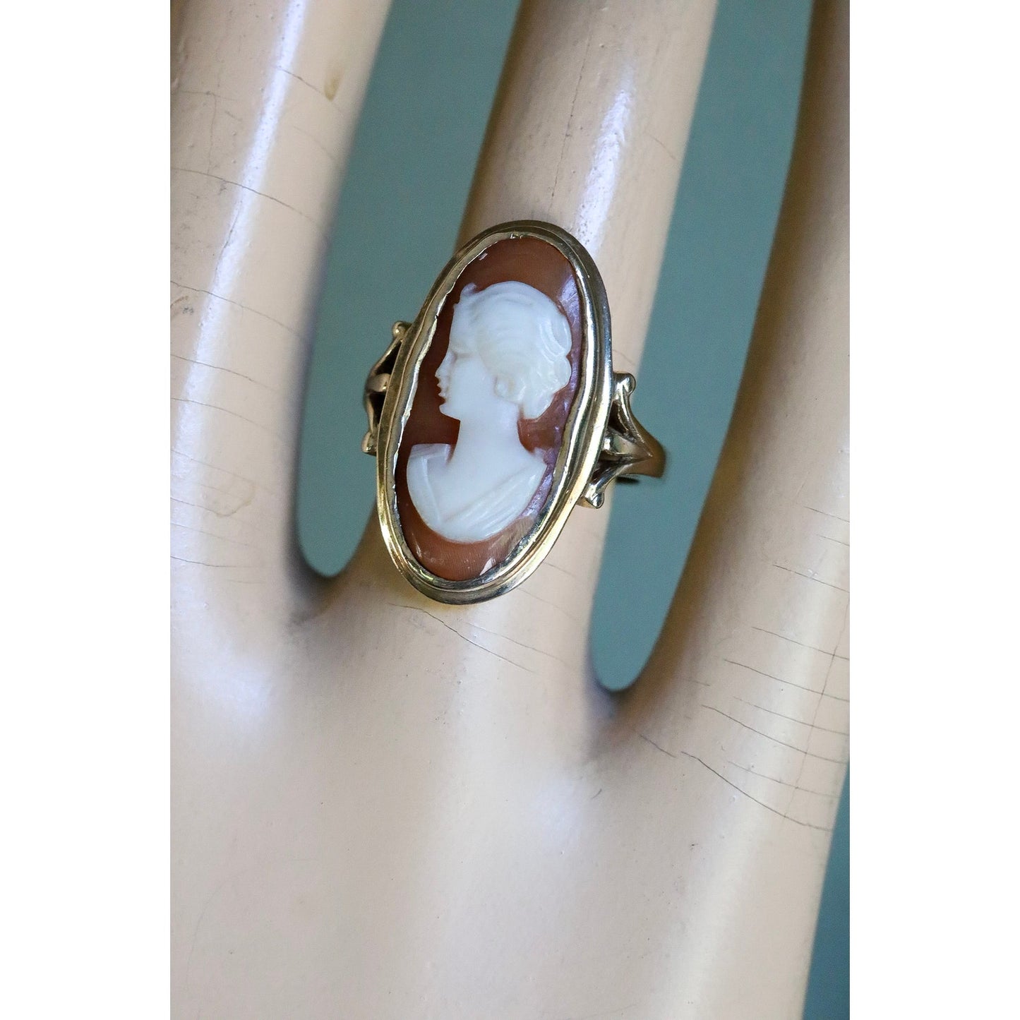 C1950 10K Yellow Gold Ring Featuring an Oval Hand Carved Conch Shell Cameo