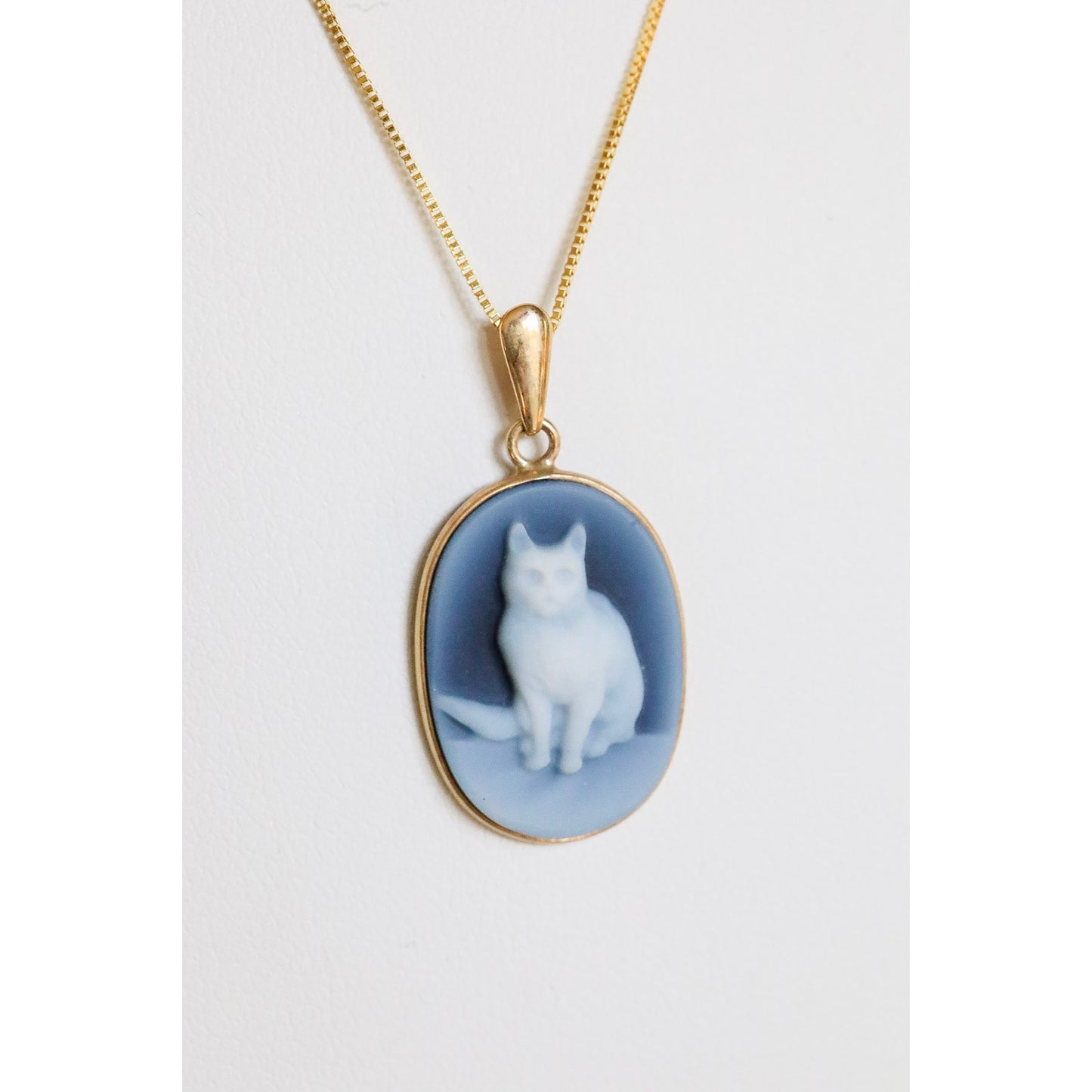 14K Yellow Gold Banded Agate Carved Cat Cameo Pendant on 14K Gold Chain