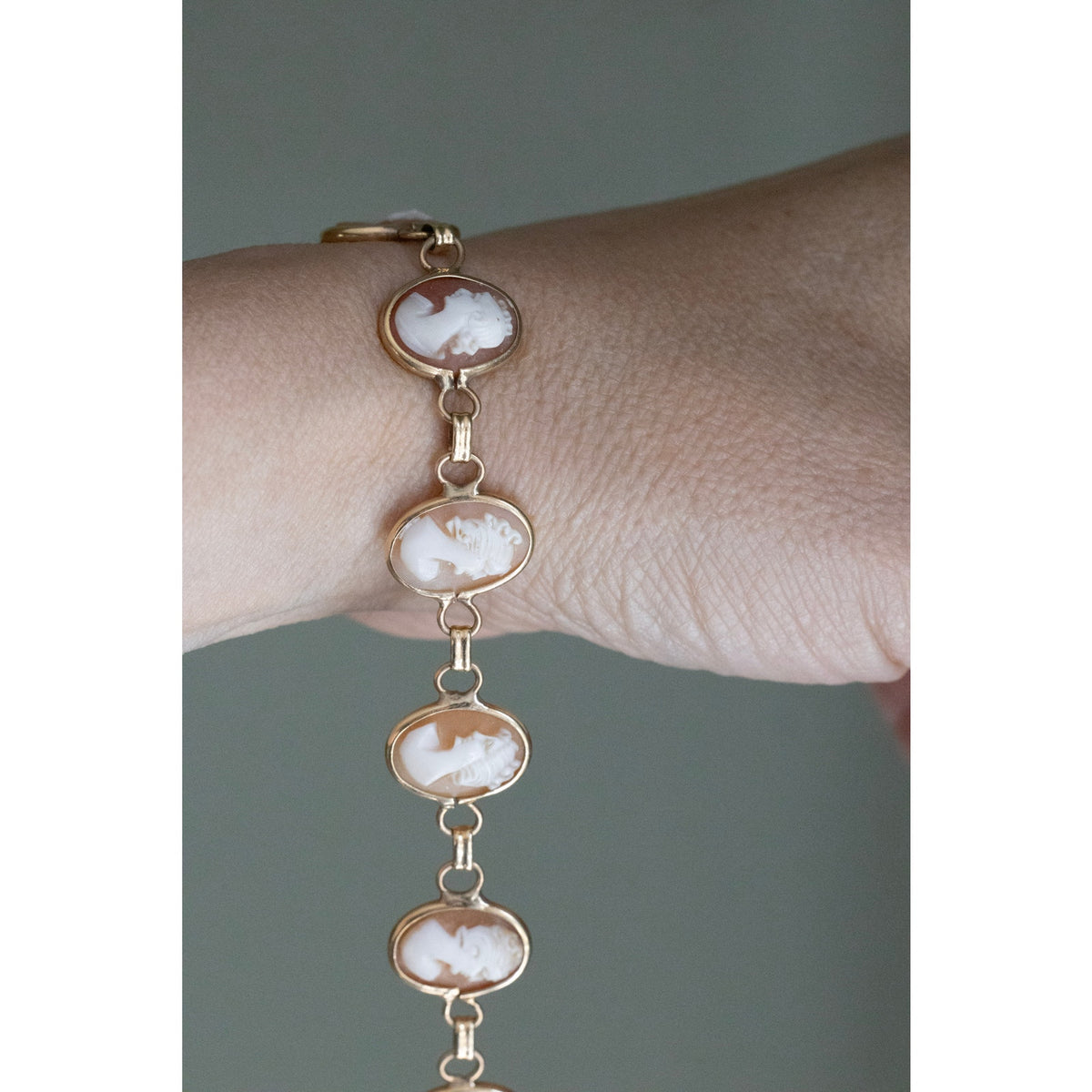 Vintage 14K Yellow Gold Hand Carved Shell Cameo Link Bracelet