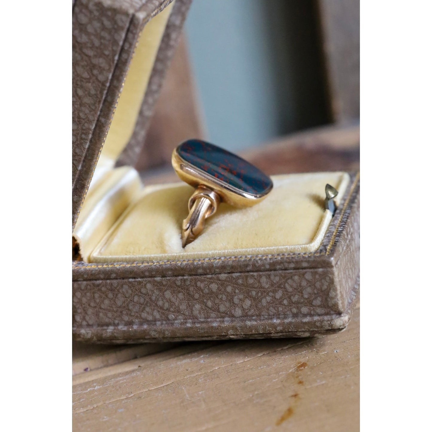 An Antique c1915 10K Yellow Gold Bloodstone Ring