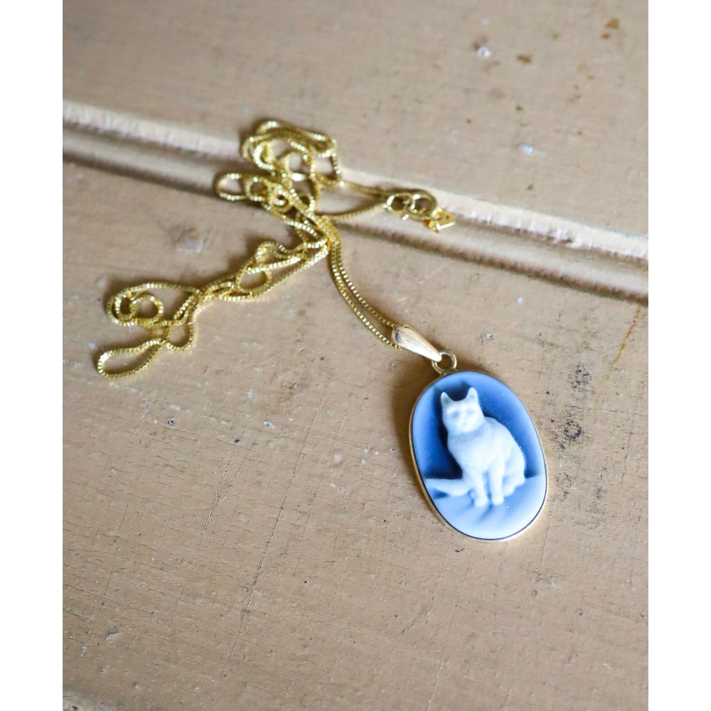 14K Yellow Gold Banded Agate Carved Cat Cameo Pendant on 14K Gold Chain