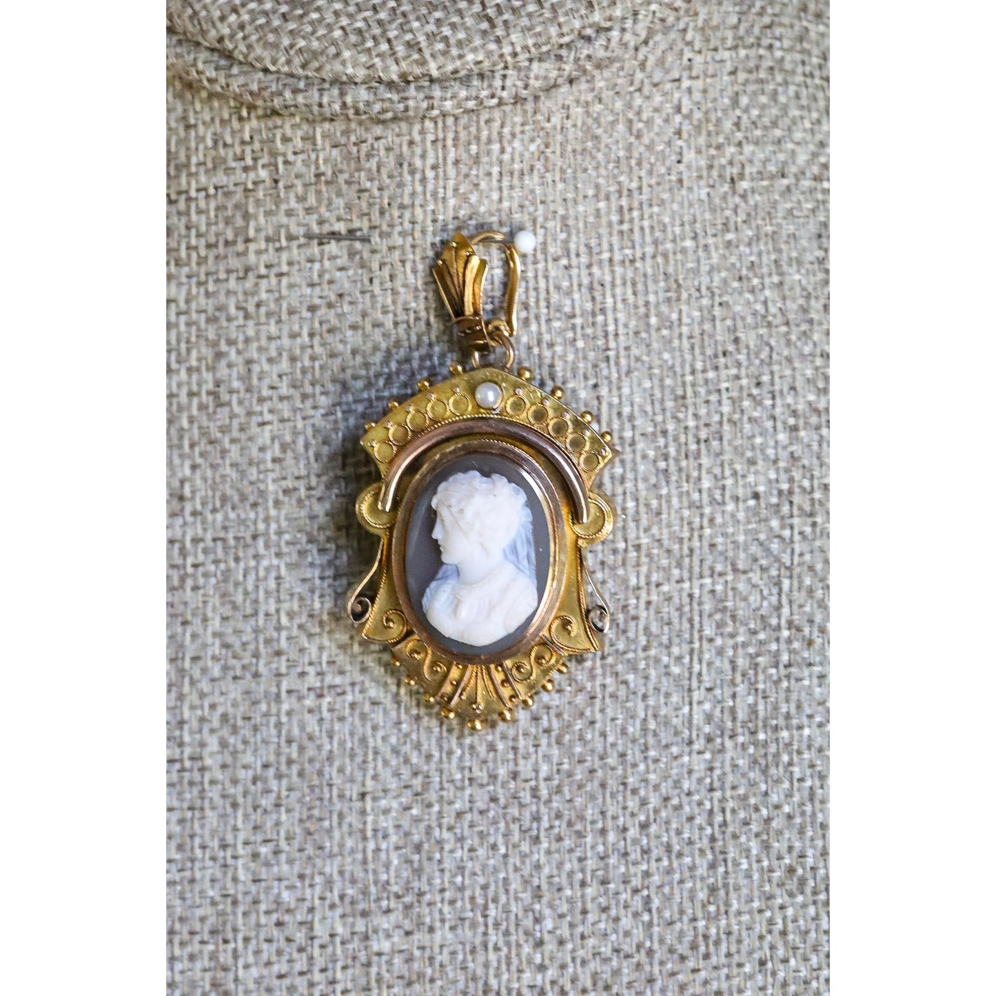 c1880 Antique Etruscan Revival 14K Yellow Gold Banded Agate Carved Cameo Brooch Pendant