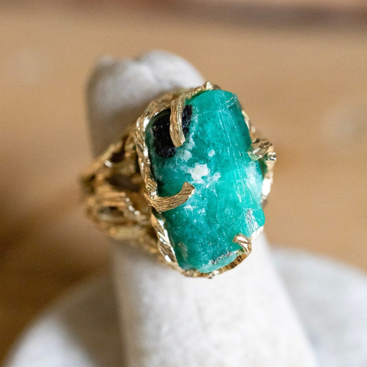 1960-1970 Brutalist 18K Yellow Gold Raw Emerald Ring