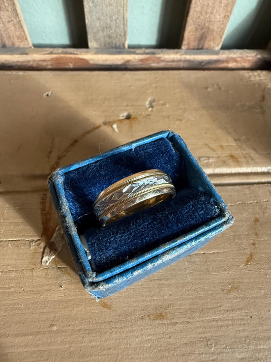 Beautiful Solid Gold Vintage Bi-Color Engraved Band Ring